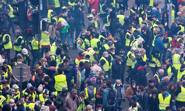 Francuzi izašli na ulice zbog klimatskih promjena, neki nose žute prsluke