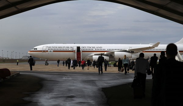 FOTO Zaposlenica aerodroma slučajno se kombijem zabila u avion Angele Merkel