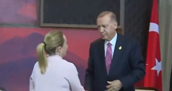 "Erdogan ju zaljubljeno gledao, general nudio krave": Meloni je hit na Twitteru