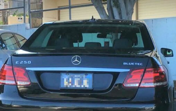 Registracija ovog Mercedesa u Kaliforniji oduševit će svakog navijača Hajduka