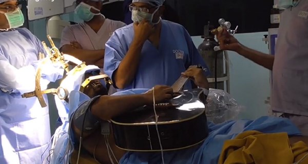 Tijekom otvorene operacije mozga glazbenik zasvirao gitaru