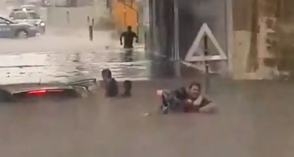 Žene izvlačili iz potpuno potopljenog auta u Italiji, pogledajte dramatičnu snimku