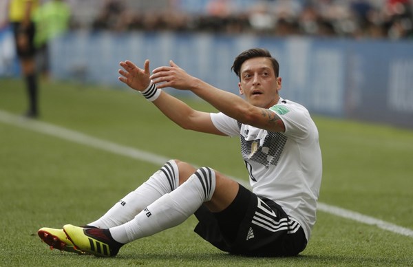 Özil se povukao iz njemačke reprezentacije zbog rasizma: "Kad se gubi, onda sam Turčin"