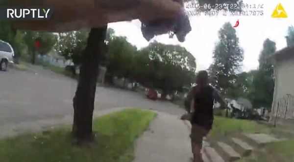 VIDEO Policija u SAD-u izrešetala crnca u leđa, tvrde da je bio naoružan