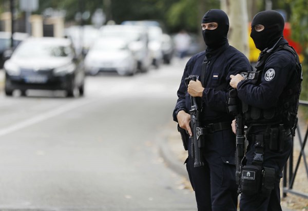 Napadač u Parizu nožem i šipkom ranio sedmero ljudi