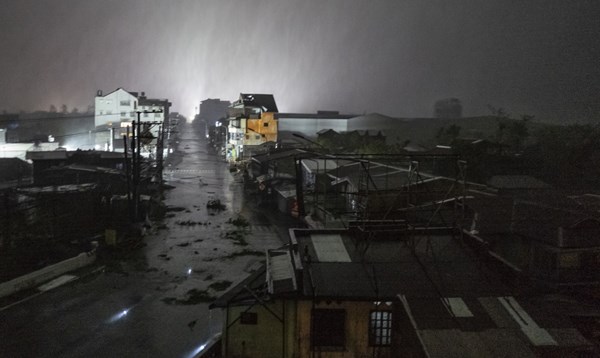 Najjača oluja godine pustoši Filipine: Najmanje 13 mrtvih, među njima i beba