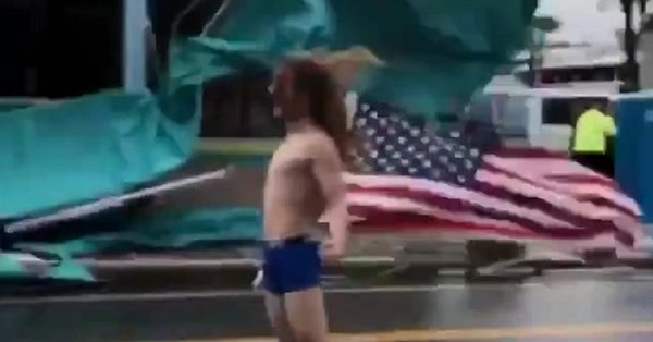Luđak prešao 500 km kako bi se mogao snimati dok maše zastavom usred uragana