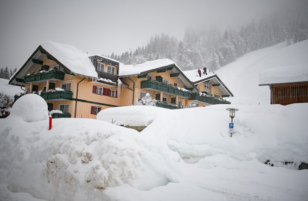 Alpe pod 7 metara snijega, a past će ga još. Nova lavina zatrpala hotel