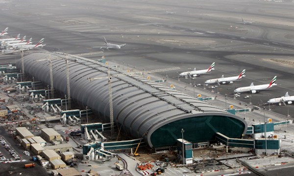 Promet na aerodromu u Dubaiju bio zaustavljen na pola sata zbog dronova