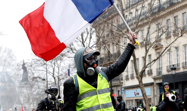 Tisuće "žutih prsluka" prosvjedovalo po Francuskoj, bacali kiselinu na policajce