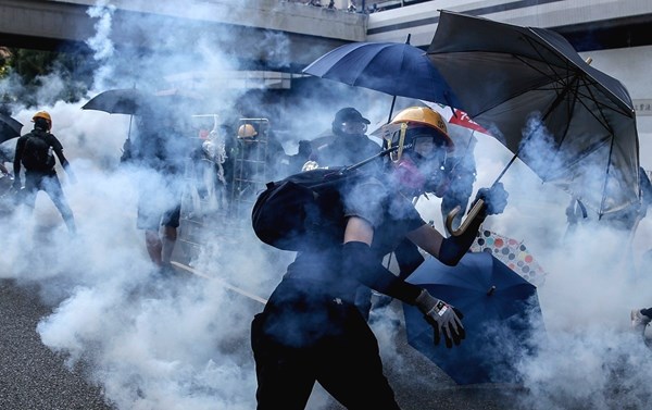 Kaos u Hong Kongu: Policija pucala, prosvjednici se branili kišobranima