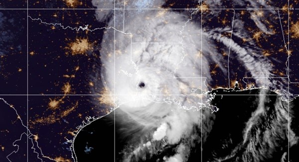 Uragan Laura sada je tropska oluja, pola milijuna ljudi bez struje. Troje poginulo
