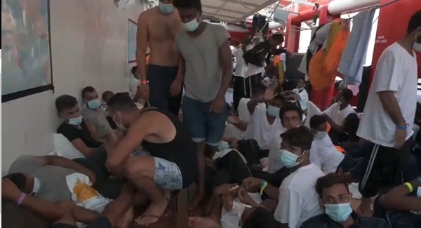 Italija dozvolila iskrcavanje 572 migranta sa spasilačkog broda