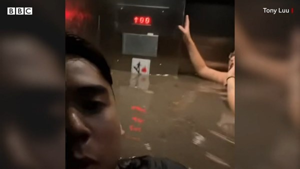 Troje ljudi u SAD-u zaglavilo u liftu nakon što je u njega počela ulaziti voda