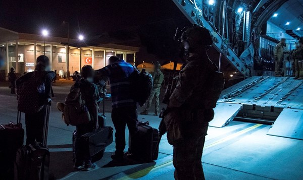 Tisuće žele pobjeći iz Kabula, njemački avion poletio sa samo sedam ljudi