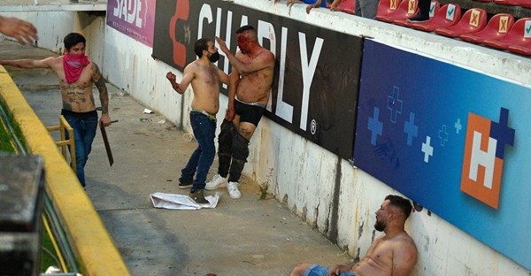 Stravične scene iz Meksika. Cipelarenje i skidanje beživotnih tijela na stadionu