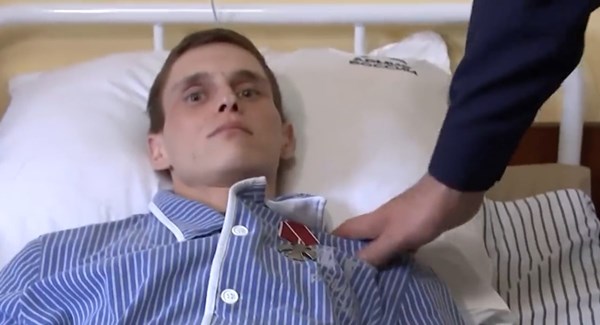 Ruski dužnosnik vojniku koji je izgubio nogu: Nadam se da ćeš uskoro stati na noge