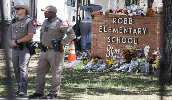 Otac učenice ubijene u Teksasu: Policija je stajala ispred škole dok je napadač pucao