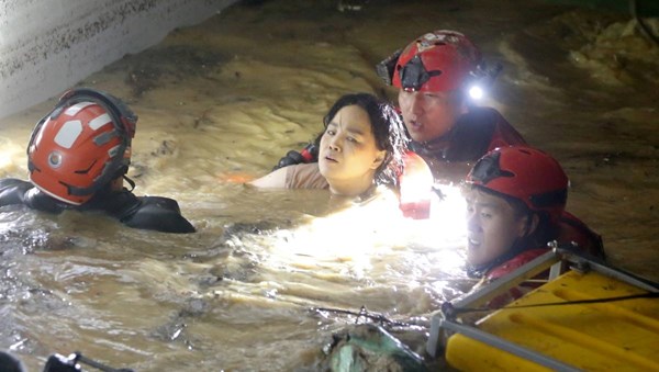 Tajfun u J. Koreji poplavio parking: 7 utopljenih, preživjeli se držali za cijevi