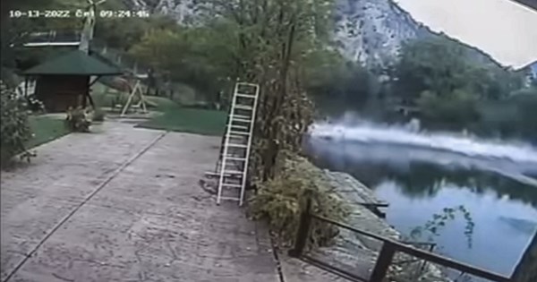 VIDEO Ovo je trenutak pada visećeg mosta u Srbiji u kojem su poginule dvije osobe