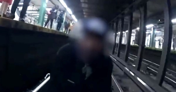 VIDEO Muškarac pao na tračnice u podzemnoj u New Yorku, policajci ga spasili