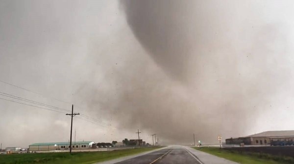 VIDEO Snažan tornado u Teksasu: 3 mrtvih, 50 ozlijeđenih, uništeno 200 kuća