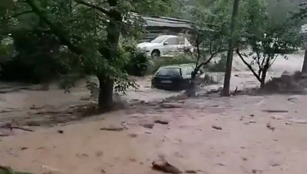 VIDEO Velike poplave u Srbiji. Vodena bujica nosi aute, srušio se dio mosta...