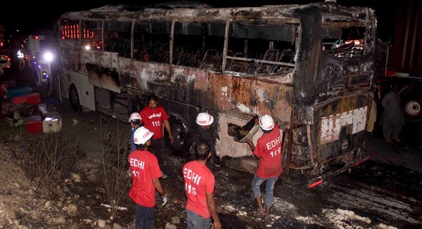 Nakon sudara auta i busa u Alžiru izbio požar. Izgorjele 34 osobe