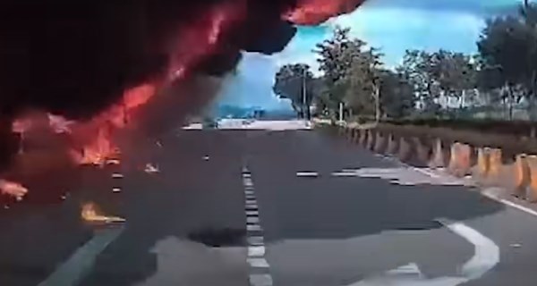 VIDEO U Maleziji avion pao na autocestu, poginulo 10 ljudi