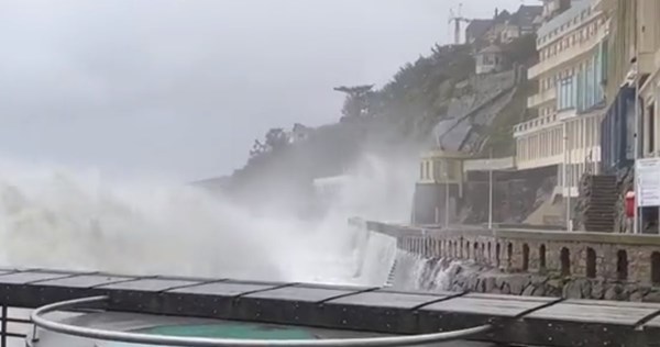 VIDEO U Francuskoj vjetar puhao i do 200 km/h, valovi bili visoki 20 metara