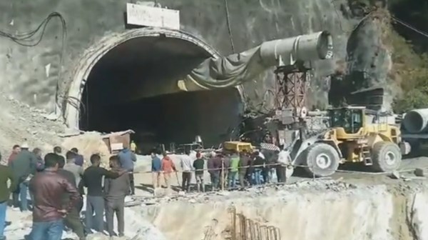 Najmanje 40 građevinskih radnika zarobljeno nakon urušavanja dijela tunela u Indiji