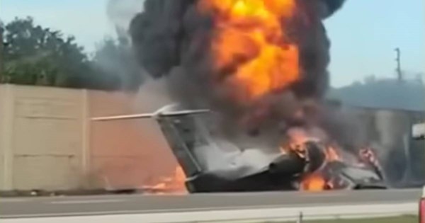 VIDEO Manji avion se srušio na cestu na Floridi, udario u aute. Dvoje mrtvih