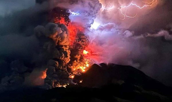 Eruptirao indonezijski vulkan. Evakuiraju stanovnike: "Bježimo, približava se pepeo" 