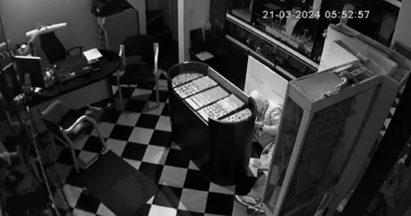 VIDEO Kamera snimila krađu koju su izveli srpski Pink Pantheri. Lopov puže po podu