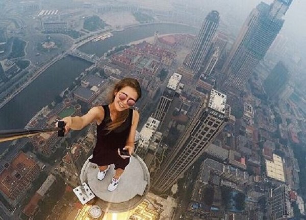 FOTO Seksi Ruskinja vlasnica je najopasnijih selfieja na internetu